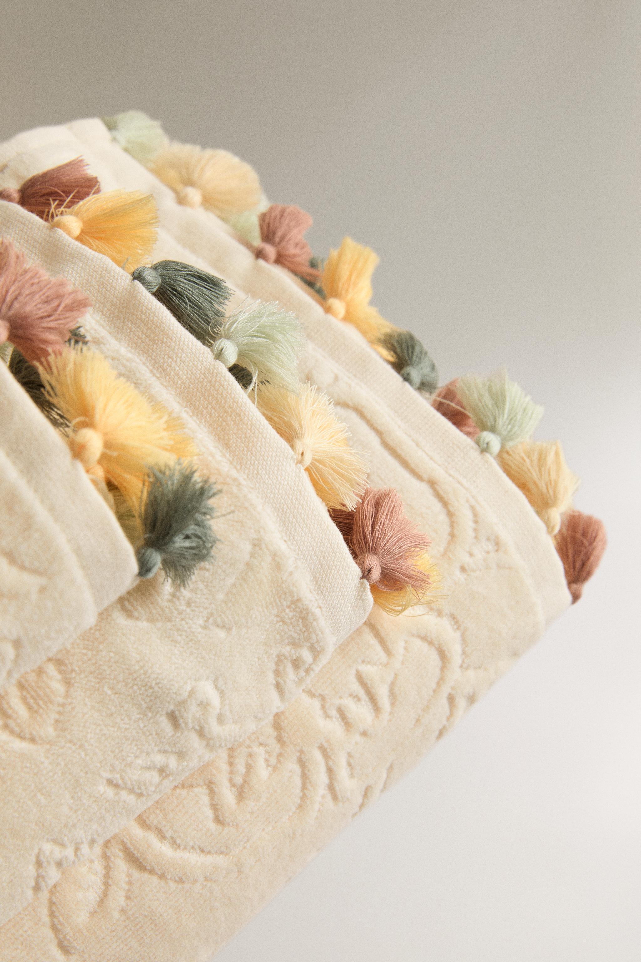 SERVIETTE DE BAIN POMPONS JACQUARD